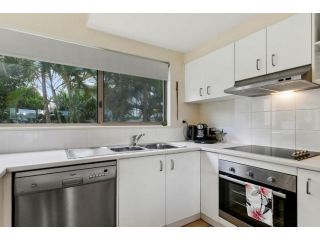 6 Nereus Elegant Beach Side Apartment Simply Perfect Apartment, Sunshine Beach - 4