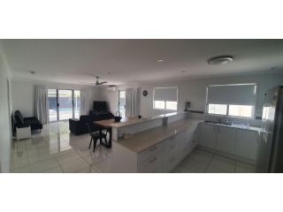 62 Tingira Close - Modern lowset home with swimming pool, outdoor area, ample parking. Pet friendly Guest house, Rainbow Beach - 3