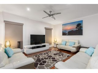 7 Ibis Court - Spacious family home with large outdoor area, swimming pool & ample parking Guest house, Rainbow Beach - 3