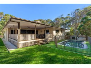 7 Ibis Court - Spacious family home with large outdoor area, swimming pool & ample parking Guest house, Rainbow Beach - 2