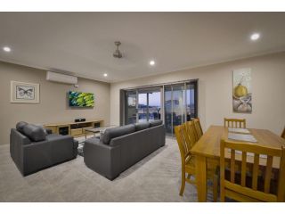 7 Kestrel Place - PRIVATE JETTY & POOL Guest house, Exmouth - 3