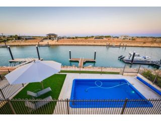 7 Kestrel Place - PRIVATE JETTY & POOL Guest house, Exmouth - 1