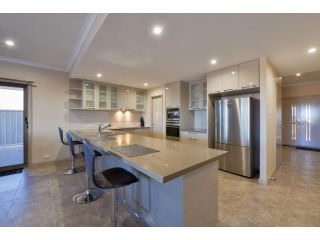 7 Kestrel Place - PRIVATE JETTY & POOL Guest house, Exmouth - 5