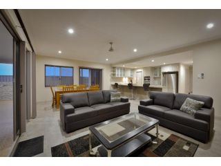 7 Kestrel Place - PRIVATE JETTY & POOL Guest house, Exmouth - 4