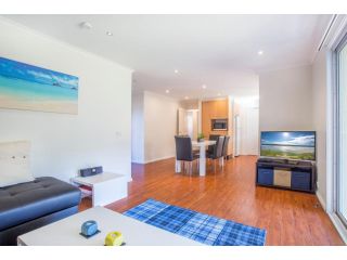 77 Lake Entrance Rd - Waterfront Wonder Guest house, New South Wales - 3