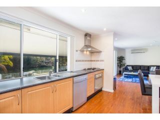 77 Lake Entrance Rd - Waterfront Wonder Guest house, New South Wales - 5