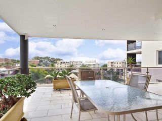 8 'Carrington' 15 Government Road - spacious unit with air conditioning and lift Apartment, Nelson Bay - 2