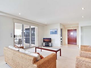 8 'Carrington' 15 Government Road - spacious unit with air conditioning and lift Apartment, Nelson Bay - 4
