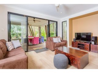 8 Ibis Court - Rainbow Shores, Swimming Pool, Walk to Beach, Executive Beach House Guest house, Rainbow Beach - 3