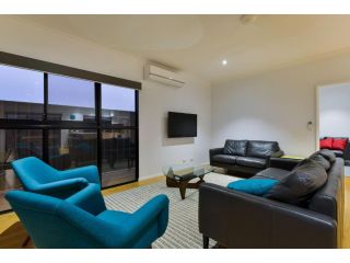 8 Kestrel Place - PRIVATE JETTY & POOL Guest house, Exmouth - 3