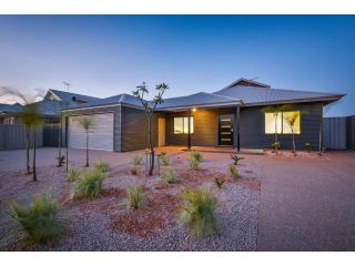 8 Kestrel Place - PRIVATE JETTY & POOL Guest house, Exmouth - 1