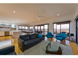 8 Kestrel Place - PRIVATE JETTY & POOL Guest house, Exmouth - 4