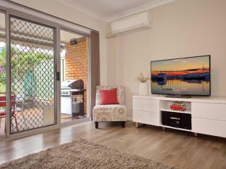 9 'Bushmans', 24 Tomaree Street - air conditioned, centrally located to town Guest house, Nelson Bay - 3