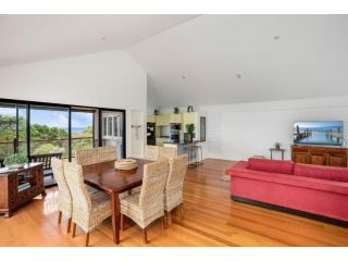 90 Cooloola Drive - Rainbow Beach, Luxury Beach House, Ocean Views Guest house, Rainbow Beach - 3