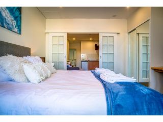 901 Inner City Zen - balcony river views - smart TV Apartment, Perth - 5