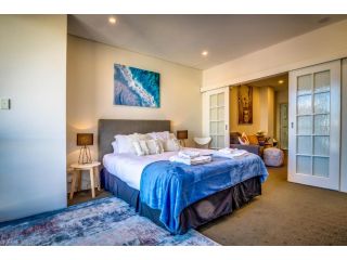 901 Inner City Zen - balcony river views - smart TV Apartment, Perth - 2