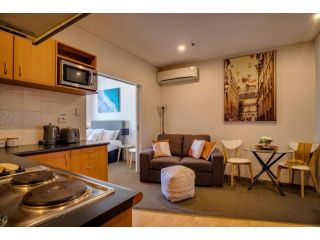 901 Inner City Zen - balcony river views - smart TV Apartment, Perth - 1