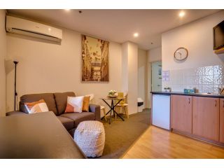 901 Inner City Zen - balcony river views - smart TV Apartment, Perth - 3
