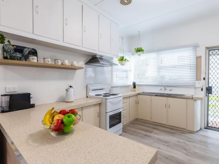 91 Sandy Point Road with Wifi Boat Parking and Air Con Guest house, Corlette - imaginea 8