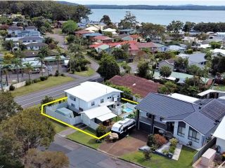 91 Sandy Point Road with Wifi Boat Parking and Air Con Guest house, Corlette - 1