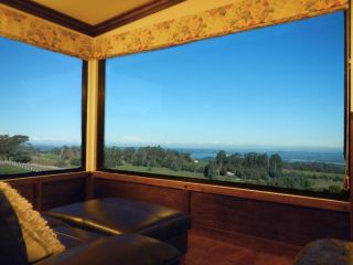 A Cottage with a View at Tudor Ridge Bed and breakfast, Victoria - 1