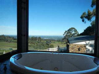 A Cottage with a View at Tudor Ridge Bed and breakfast, Victoria - 3