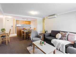 A Cozy 2BR Apt Top Location with FREE Parking Apartment, Perth - 3