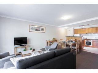 A Cozy 2BR Apt Top Location with FREE Parking Apartment, Perth - 2