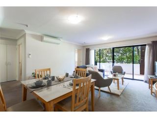 A Cozy 2BR Apt Top Location with FREE Parking Apartment, Perth - 4