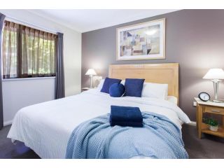 A Cozy 2BR Apt Top Location with FREE Parking Apartment, Perth - 1