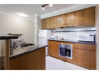 A Cozy 2BR Apt Top Location with FREE Parking Apartment, Perth - 5