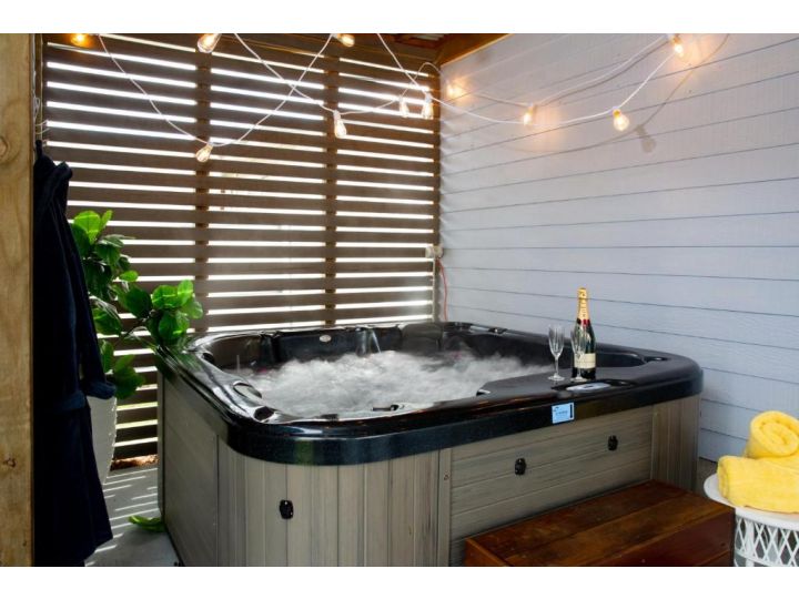 A romantic 2 bedroom shack with hot tub Guest house, Tasmania - imaginea 8