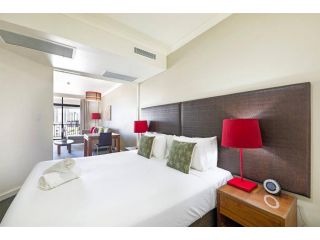 A Sleek Escape on Darwins Harbourfront with Pool Apartment, Darwin - 2