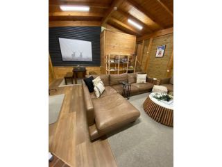 AALFOR LODGE - Luxury Cabin with Spa & Cinema! Chalet, Mount Buller - 3