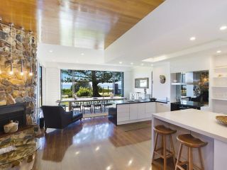 Abode on Bilinga - Absolute Beachfront Holiday Home walk over the sand dunes to the ocean Guest house, Gold Coast - 1