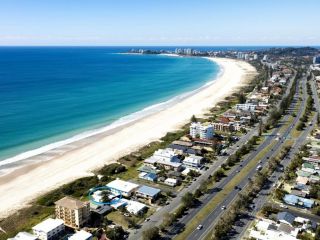 Abode on Bilinga - Absolute Beachfront Holiday Home walk over the sand dunes to the ocean Guest house, Gold Coast - 4