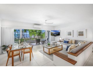 Belle Escapes - Suite 14, where Pure Luxury meets the Coral Sea, Alamanda Resort Apartment, Palm Cove - 2