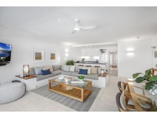Belle Escapes - Suite 14, where Pure Luxury meets the Coral Sea, Alamanda Resort Apartment, Palm Cove - 5