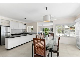 Belle Escapes - Absolute Beachfront Apartment with Private Pool Alamanda Resort 