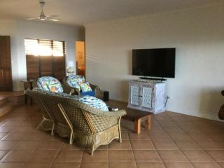 ABSOLUTE BEACHFRONT BLISS - NEWELL BEACH - 10 Metres to the Ocean Guest house, Queensland - 4