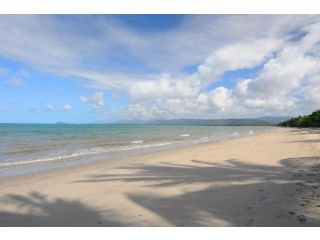 ABSOLUTE BEACHFRONT BLISS - NEWELL BEACH - 10 Metres to the Ocean Guest house, Queensland - 1