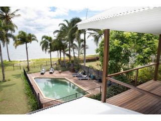 ABSOLUTE BEACHFRONT BLISS - NEWELL BEACH - 10 Metres to the Ocean Guest house, Queensland - 2