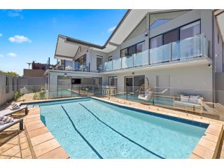 Absolute Beachfront - Luxury Accommodation in Rosebud Guest house, Rosebud - 1