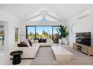 Absolute Beachfront - Luxury Accommodation in Rosebud Guest house, Rosebud - 4