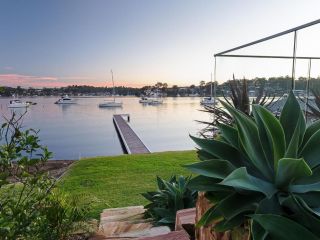 Absolute Waterfront Lakehouse Fishing Point Waterfront Pool Jetty Guest house, Fishing Point - 3