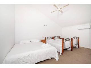 Absolute Waterfront - Unit 12A Cape View Resort Guest house, Broadwater - 3