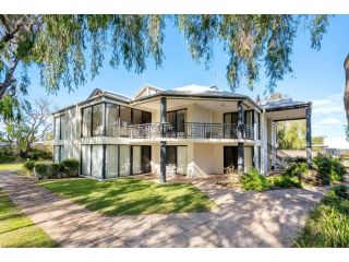 Absolute Waterfront - Unit 12A Cape View Resort Guest house, Broadwater - 2
