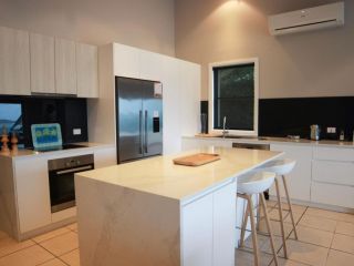 Beachside Holiday Home with Stunning Seaviews Guest house, Avoca Beach - 1