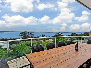 'The Bay', 25 Wallawa Rd - huge home with aircon, spectacular views & chromecast Guest house, Nelson Bay - 2