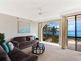 'The Bay', 25 Wallawa Rd - huge home with aircon, spectacular views & chromecast Guest house, Nelson Bay - 3